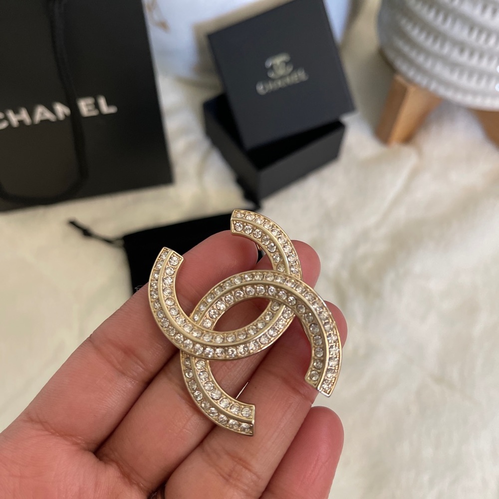 Womens brooch